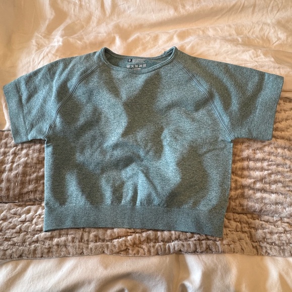 Amazon Essentials Green Crop Top with Crew Neck - Picture 2 of 4